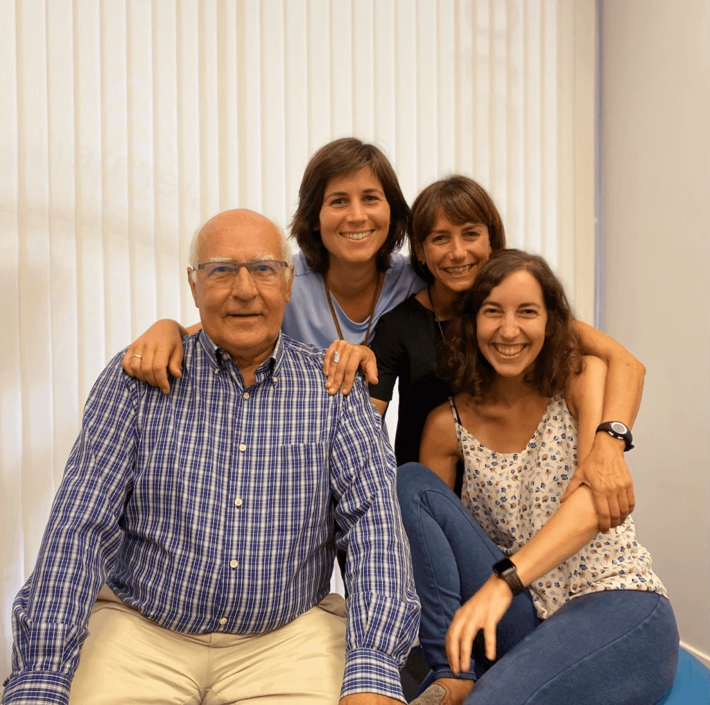Foto del equipo de GoiGroup: Arturo Goicoechea (neurólogo), Maite Goicoechea, María Jiménez (fisioterapeutas) e Inés Goicoechea (ingeniera)